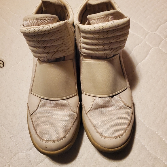 Shoes - Picture 6 of 6